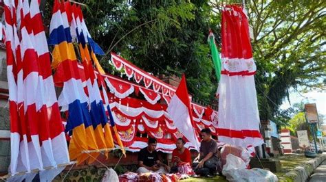 Jelang 17 Agustus 2022 Penjual Bendera Merah Putih Dan Umbul Umbul