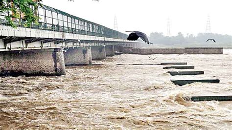 Flood Alert यमुना फिर गुस्से में दिल्ली हाई अलर्ट पर खतरे के निशान