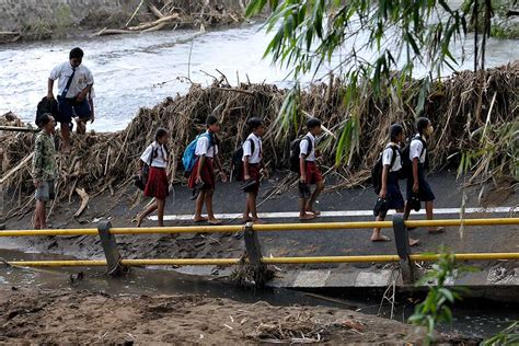 Jembatan Ambruk Siswa Di Jembrana Bali Terpaksa Sebrangi Sungai Dengan