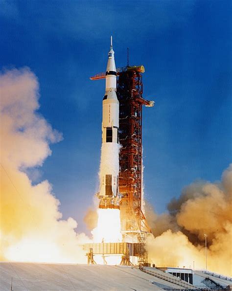 File:Apollo 11 Saturn V lifting off on July 16, 1969.jpg - Wikimedia ...