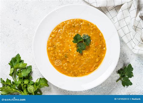 Sopa De Lentilha Vermelha Na Vista Superior Branca Foto De Stock