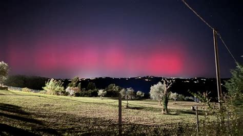 Il Cielo Si Tinge Di Rosso L Aurora Boreale Illumina I Cieli Del