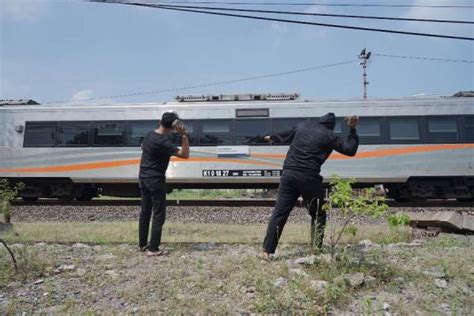 Awas Melempar Batu Ke Kereta Api Terancam Tahun Penjara