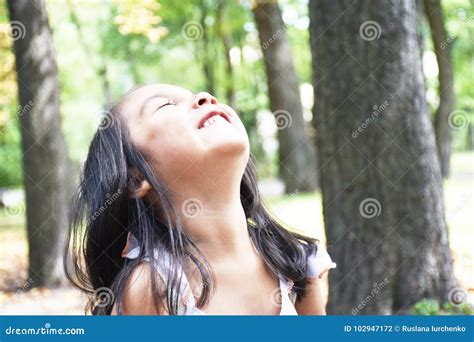 Piccola Ragazza Latina Che Ride Nel Parco Fotografia Stock Immagine Di Innocenza Cileno