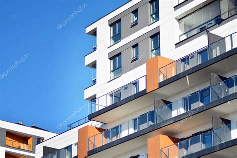 Modernos Edificios De Apartamentos En Un D A Soleado Con Un Cielo Azul