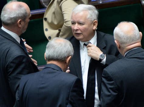 Kaczyński śpiewa i rytmicznie się kołysze Prezes PiS na urodzinach