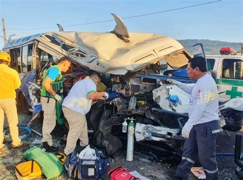 Un muerto y 11 heridos deja aparatoso choque entre microbús y rastra en