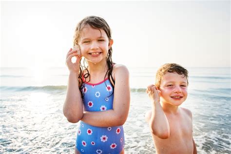 Frère Et Soeur Profitant De La Plage Photo Gratuite