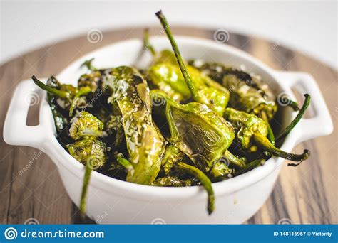 Pimentas Verdes Roasted De Padron Na Bacia Branca Imagem De Stock