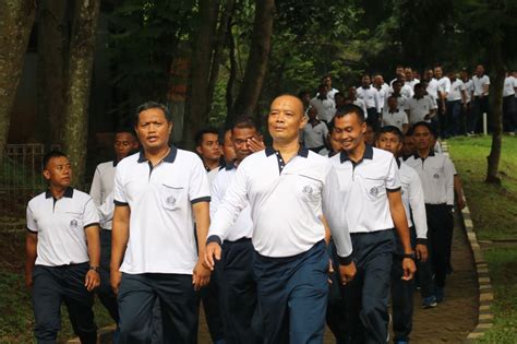 PRAJURIT RESIMEN BANTUAN TEMPUR 1 MARINIR IKUTI OLAHRAGA BERSAMA