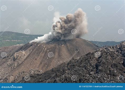 Ruption De Volcan D Ibu Halmahera Les De Maluku Indon Sie Image