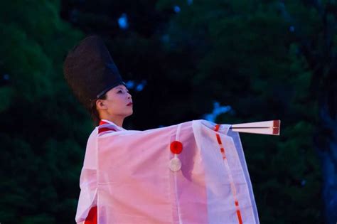 A Shirabyoshi Dancer Dressed In Heian Robes Dancer Dress Heian Era