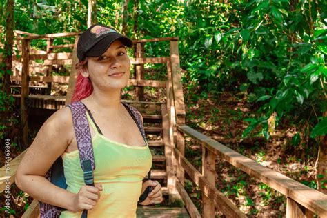 Joven Mujer Aventurera Y Viajera Cruza Sendero Del Bosque Con Su