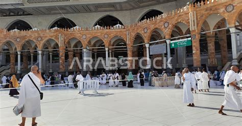 أداء مناسك الحج والعمرة، الحجاج والمتعمرين في ساحات المسجد الحرام في