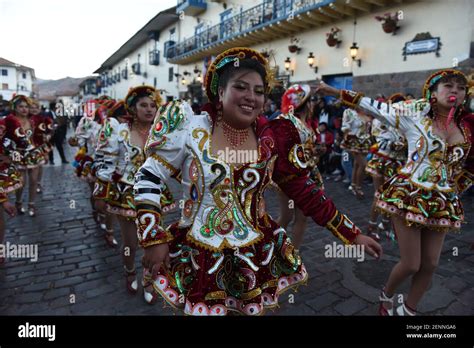 Los Juerguistas Que Visten Trajes Tradicionales Bailan Durante El