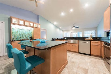 Design By Brittany Hutt Photo Flsportsguy A Modern Coastal Kitchen