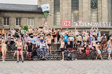 Naked Bike Ride Klamotten Runter Und Rauf Aufs Rad Köln