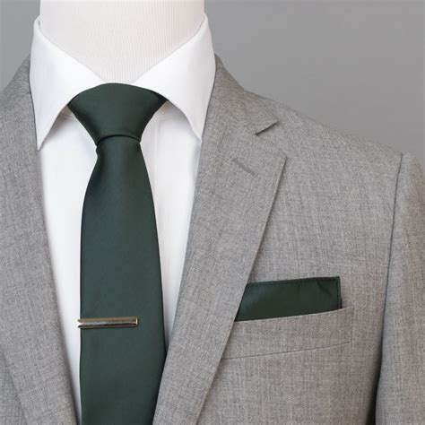 Gray suit - green tie | Hipster mens fashion, Mens fashion rugged, Mens ...