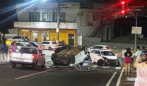 Veiculo capota após colisão na Av das Cataratas Tribuna Foz