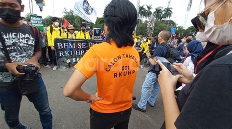 Demo Tolak Rkuhp Bermasalah Pengunjuk Rasa Pakai Baju Tahanan Calon