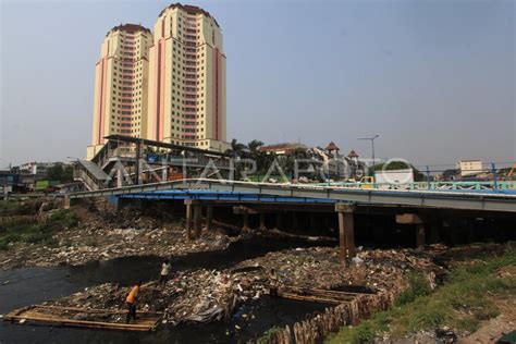 Pembersihan Limbah Waduk Kota Antara Foto