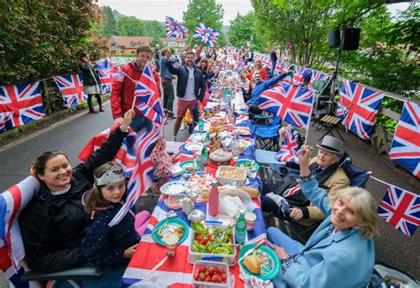 The Biggest Street Party In The Uk Goring And Streatley Put On A 13km