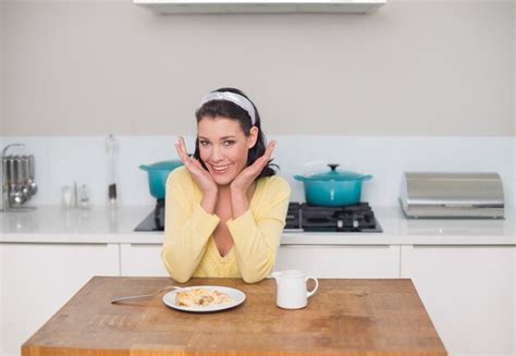 Premium Photo Surprised Gorgeous Brunette Having Dessert Posing