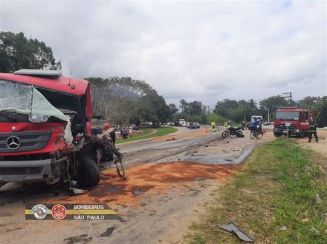 Caminh Es E Moto Se Chocam Na Rodovia Rio Santos Em Ubatuba