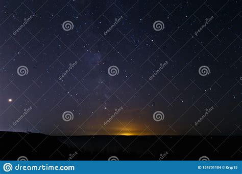 El Cielo Nocturno Oscuro Azul Con Muchos Protagoniza Fondo Del Cosmos