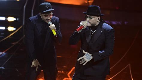 Geolier con i suoi cloni a Sanremo 2024 Gigi D Alessio Gué e Luché