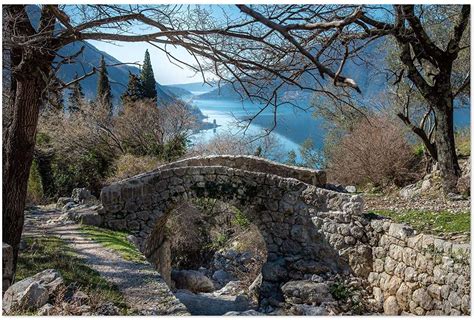 Risan en la bahía de Kotor en Montenegro rompecabezas en línea