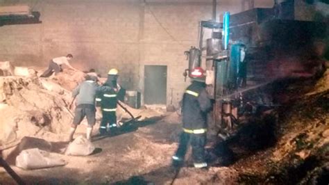 Voraz Incendio En Dep Sito Que Empaca Aserr N Demand Intenso Trabajo A