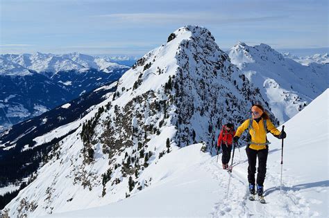 Zwei Personen Auf Skitour Steigen Zu Bild Kaufen 70437009 Lookphotos