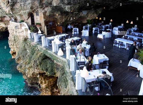 La C L Bre Grotta Palazzese Restaurant Situ Dans Une Grotte Dans Les