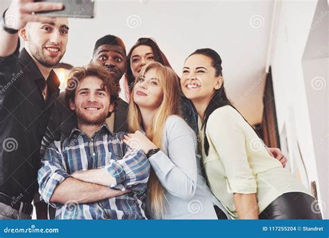 Selfie De Los Adolescentes Sonrientes Jovenes Que Se Divierten Junto