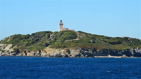 Lighthouse on Island · Free Stock Photo