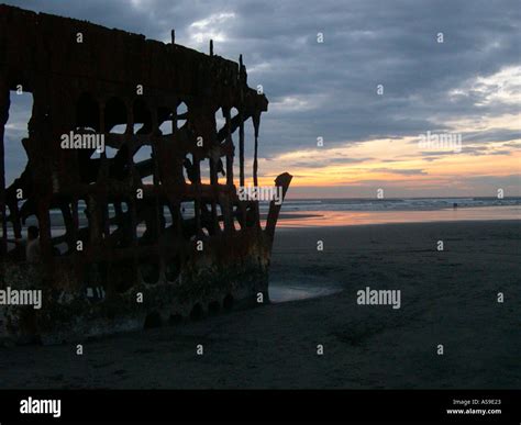 The Wreck Of The Peter Iredale On Oregon S Pacific Coast Stock Photo