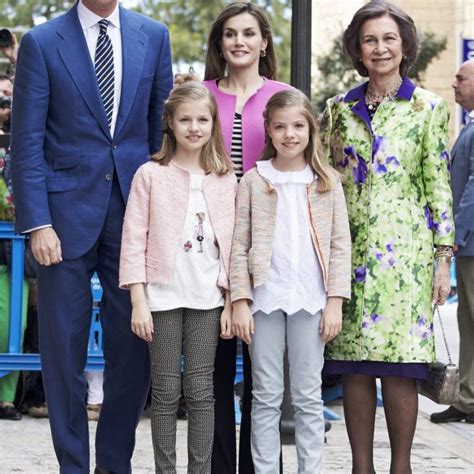 Los Reyes Felipe Vi Y Letizia Sus Hijas Y La Reina Sof A En La Misa De