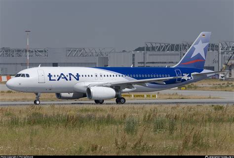 D AVVF LAN Airlines Airbus A320 233 Photo By Phil Gallerand ID