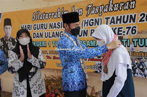 Peringati Hari Guru Bupati Serahkan Trofi Dan Piagam Penghargaan