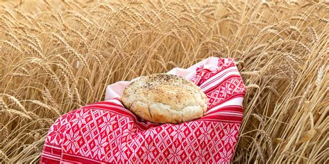 Hogaza De Pan De Trigo Casero En Toalla Eslava Nacional Con Patrones En