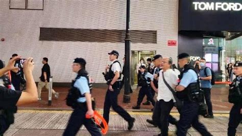 天安門事件35週年！手勢比劃為六四亡魂祭酒 香港藝術家遭20警押走 兩岸大陸 三立新聞網 Setncom