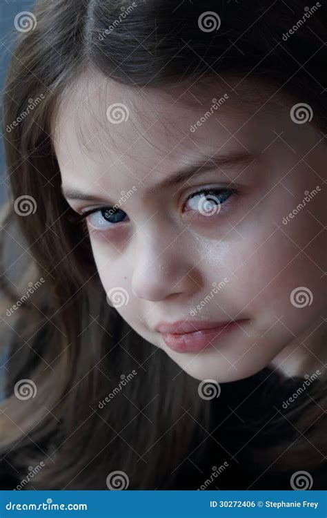 Pleurer de petite fille photo stock Image du élémentaire 30272406