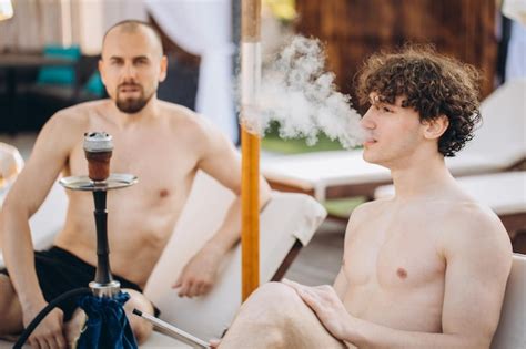 Dos Hombres Se Comunican Y Fuman Una Cachimba En La Playa Foto Premium