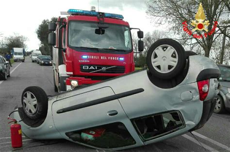 Terracina Incidente Sulla Pontina Scontro Tra Due Auto Una Si