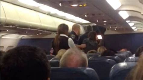 Unruly Passenger Escorted Off Delta Flight Video Abc News