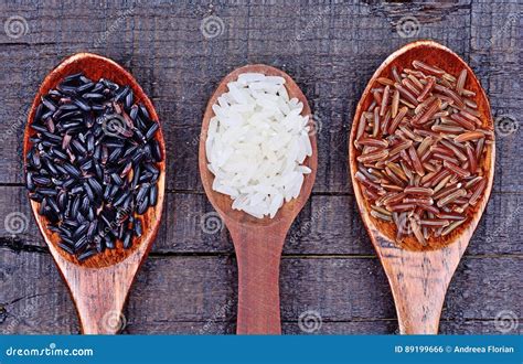 Colher Tipos Diferentes De Arroz Foto De Stock Imagem De Arroz