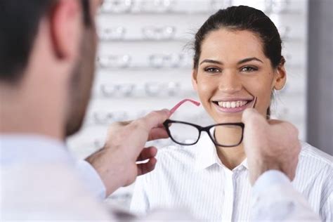 Major Job Role And Responsibilities Of A Qualified Optician — Anne