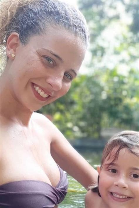 Lembra Dela Ex Atriz Mirim Debby Lagranha Posa Ao Lado Da Filha De 5 Anos