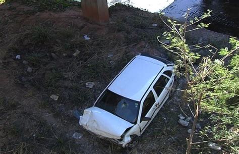 G1 Motorista dorme ao volante e carro cai em córrego de Goiânia diz